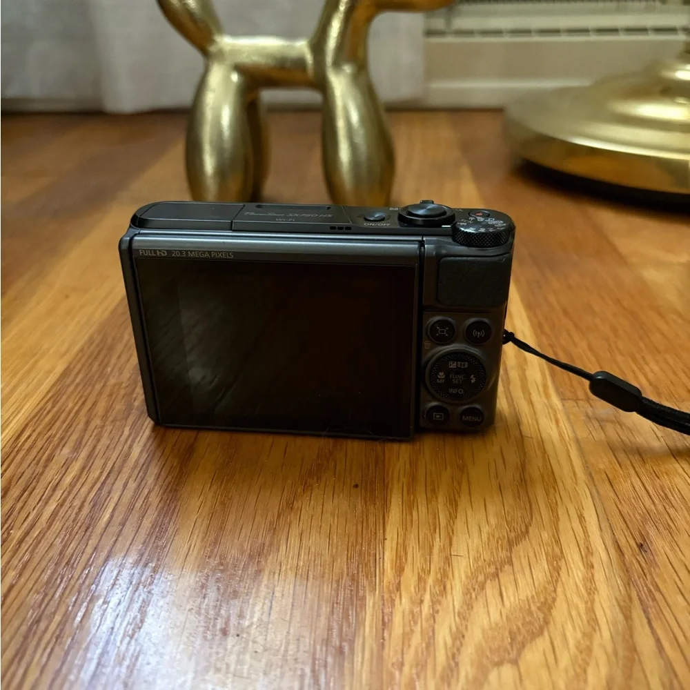 Canon PowerShot SX730 HS Digital Camera with Flip Screen 20.3MP
40x Optical Zoom - Picture 6 of 8